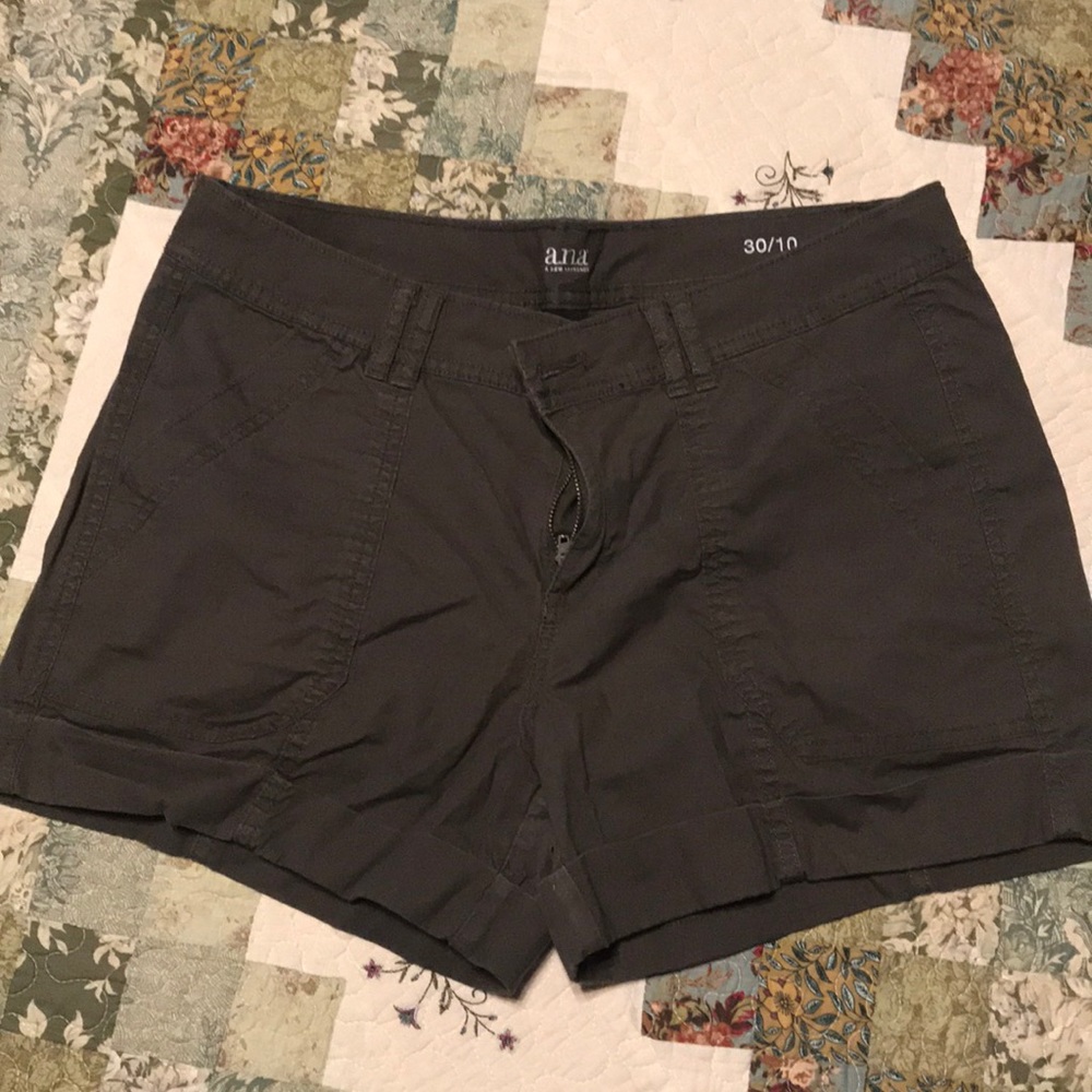 Olive a.n.a. Shorts
